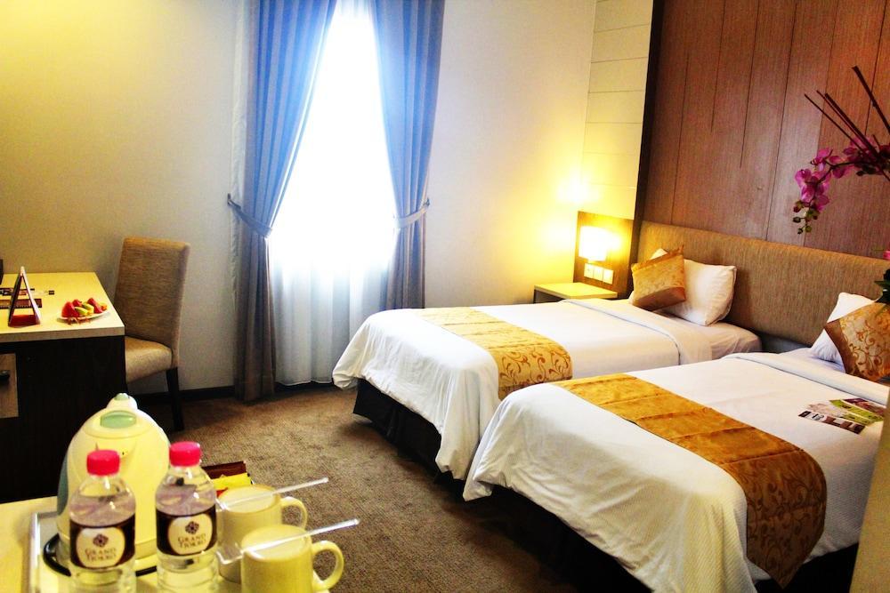 Tjokro Hotel Klaten Buitenkant foto